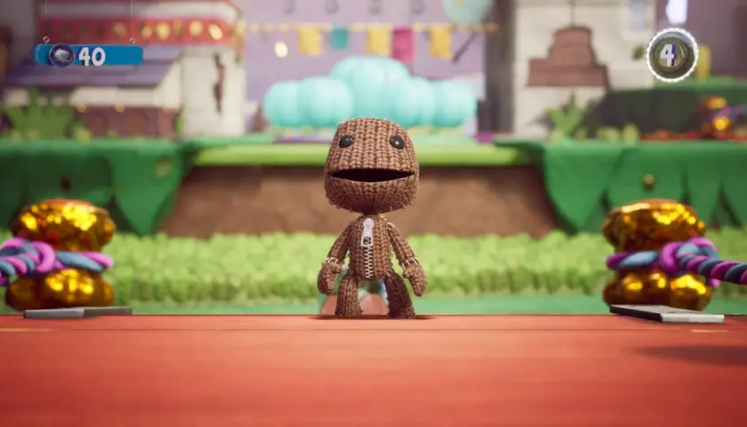 Sackboy wyrusza na wielką przygodę, zbierając kuleczki i pokonując przeszkody w kolorowym świecie gry.