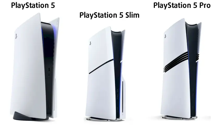 Trzy konsole PlayStation 5: standardowa, Slim i Pro, ustawione obok siebie na białym tle.