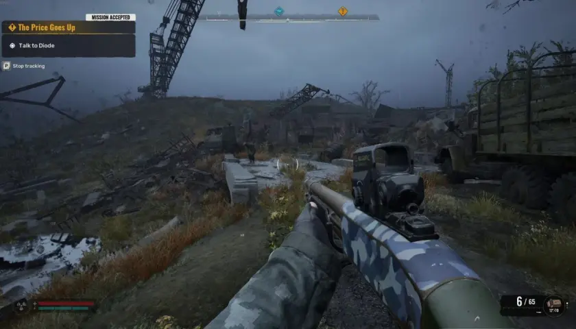 Gracz w świecie stalker anomaly, celuje z broni w zrujnowanym otoczeniu. Misja "The Price Goes Up" aktywna.
