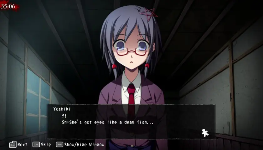 Dziewczyna z okularami i gwiazdką we włosach, w mrocznym pokoju. W tle tekst: "Sh-She's got eyes like a dead fish...", sugerujący klimat corpse party.