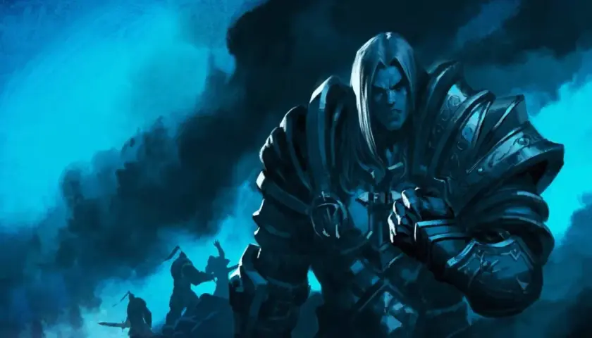 Mroczny Lich King w zbroi, z groźną miną, patrzy na sylwetki walczących w oddali.