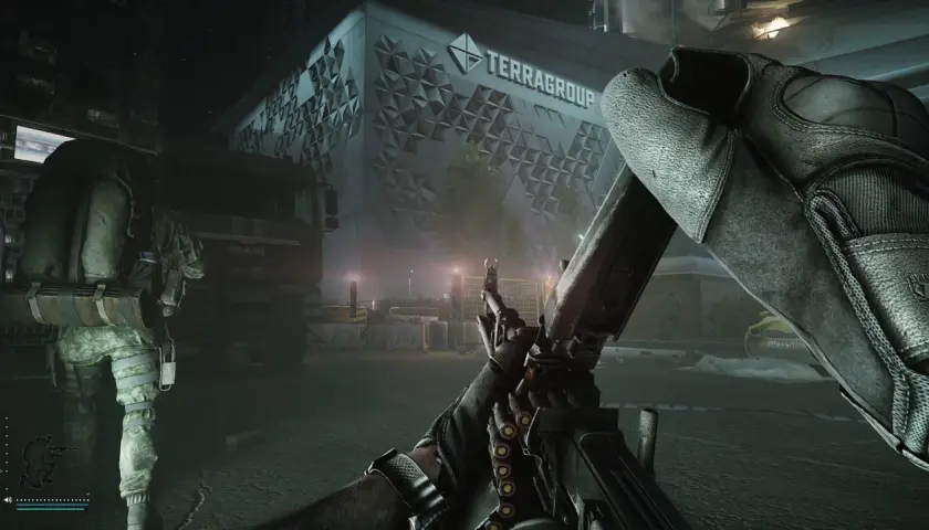 Gracz z karabinem w ręku, gotowy do akcji w mieście. Zastanawiasz się nad escape from tarkov cena?