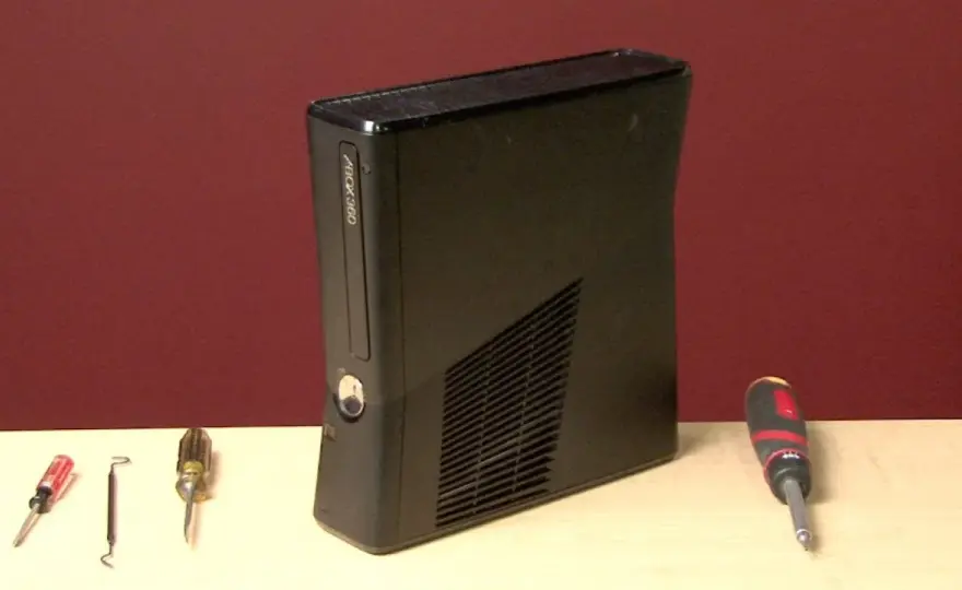 Xbox 360: Jak otworzyć? Bezpieczny demontaż krok po kroku