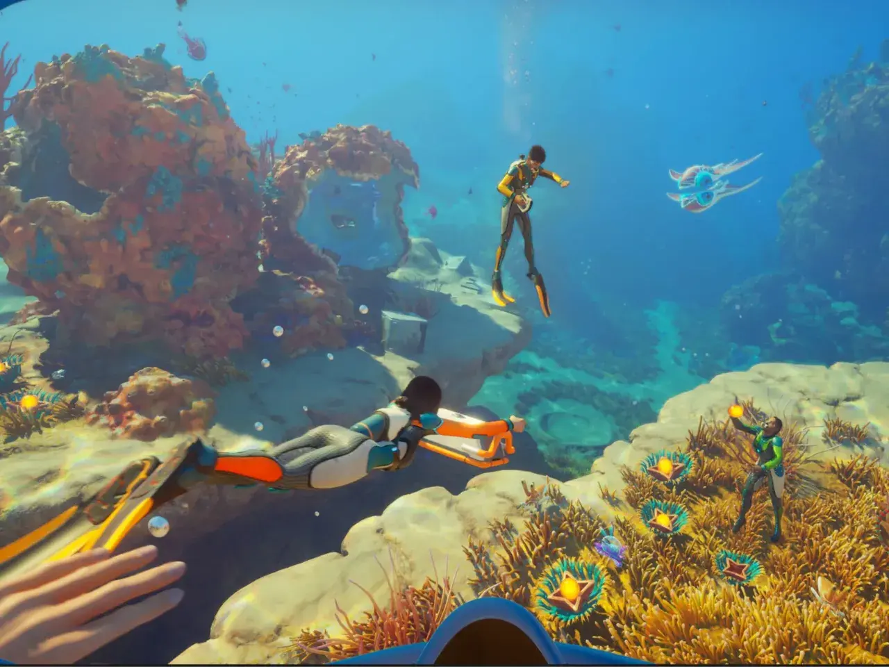 Podwodna eksploracja w stylu Subnautica 3. Nurkowie badają koralowce i napotykają dziwne stworzenia.