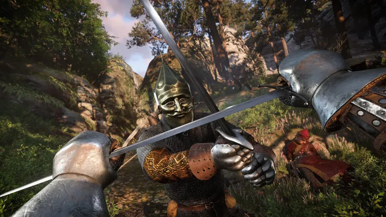 Starcia w lesie, jak w grach od Warhorse Studios. Dwóch rycerzy w zbrojach walczy mieczami, jeden w złotej masce.