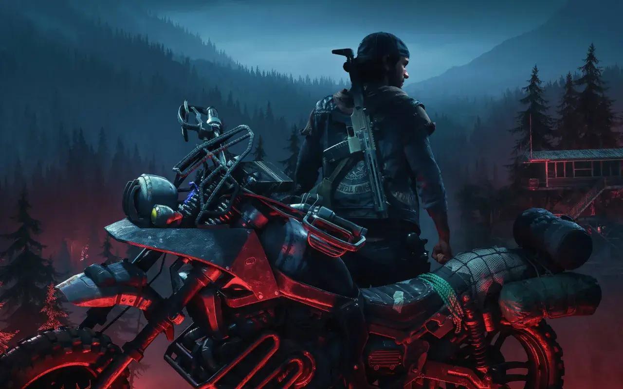 Motocyklista z karabinem na plecach stoi obok swojego motocykla w mrocznym lesie. To scena z gry Days Gone 2.