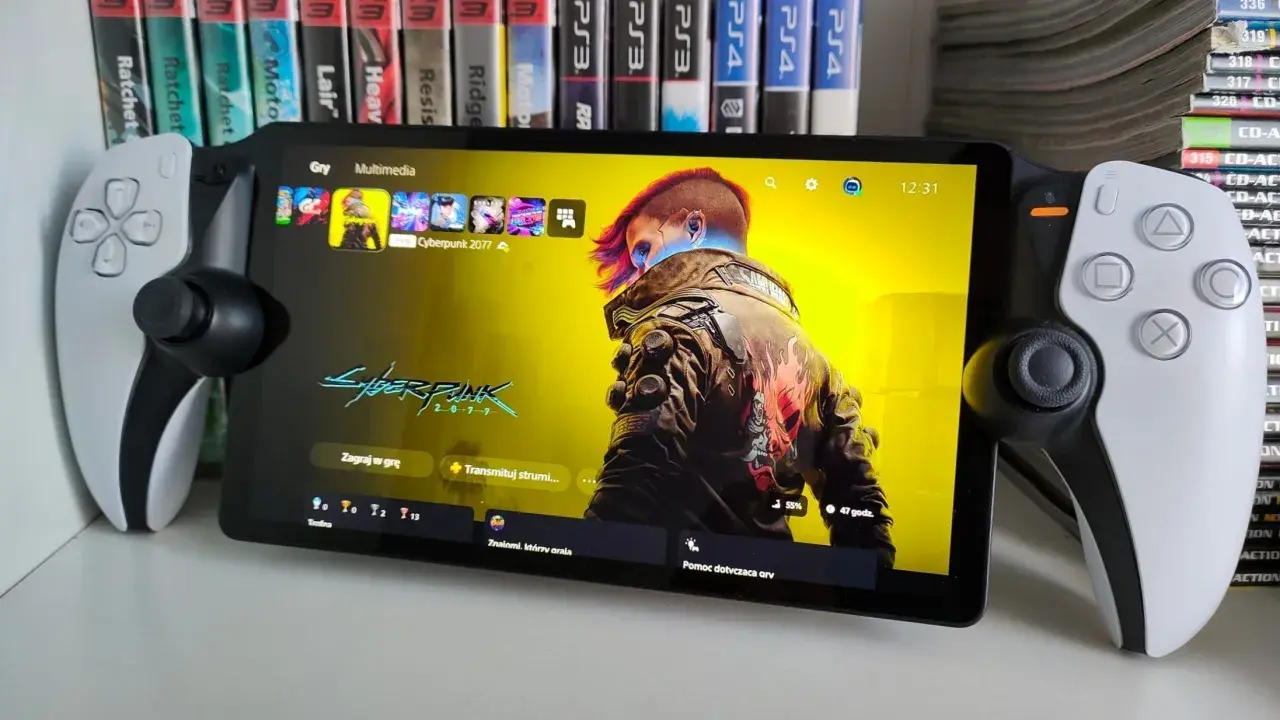 Ps5 Portal z grą Cyberpunk 2077, obok kontroler DualSense. W tle gry na PS4 i PS3.