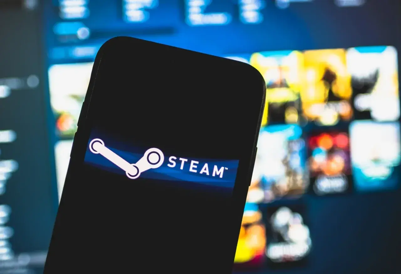 Telefon z logo Steam. Chcesz wiedzieć, jak sprawdzić ile się wydało na Steam? Zobaczysz tu podpowiedź.