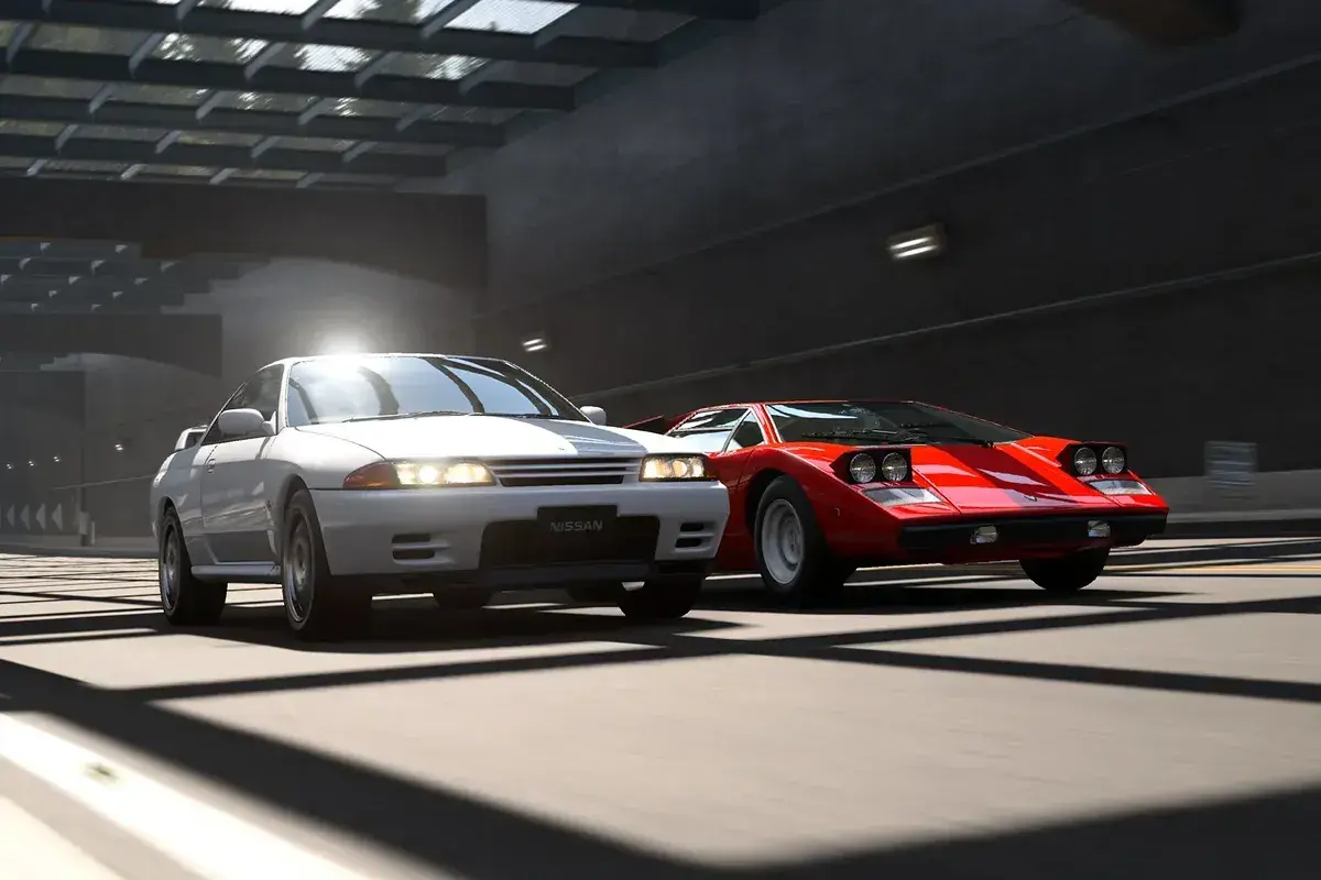 Biały Nissan i czerwony Lamborghini ścigają się w Gran Turismo 8.