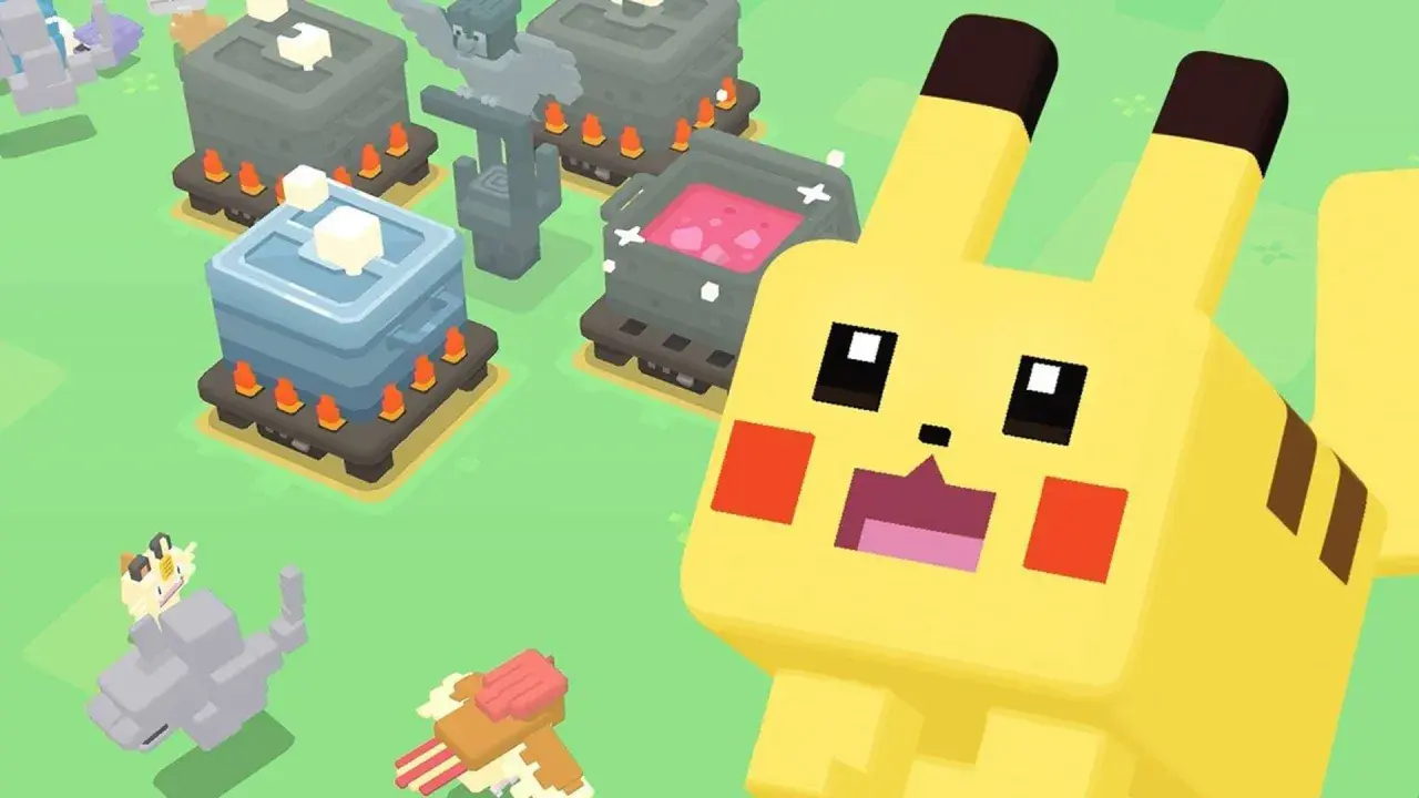 Pikachu i inne Pokemony w grze bez internetu. W tle widać budynki i kociołki.