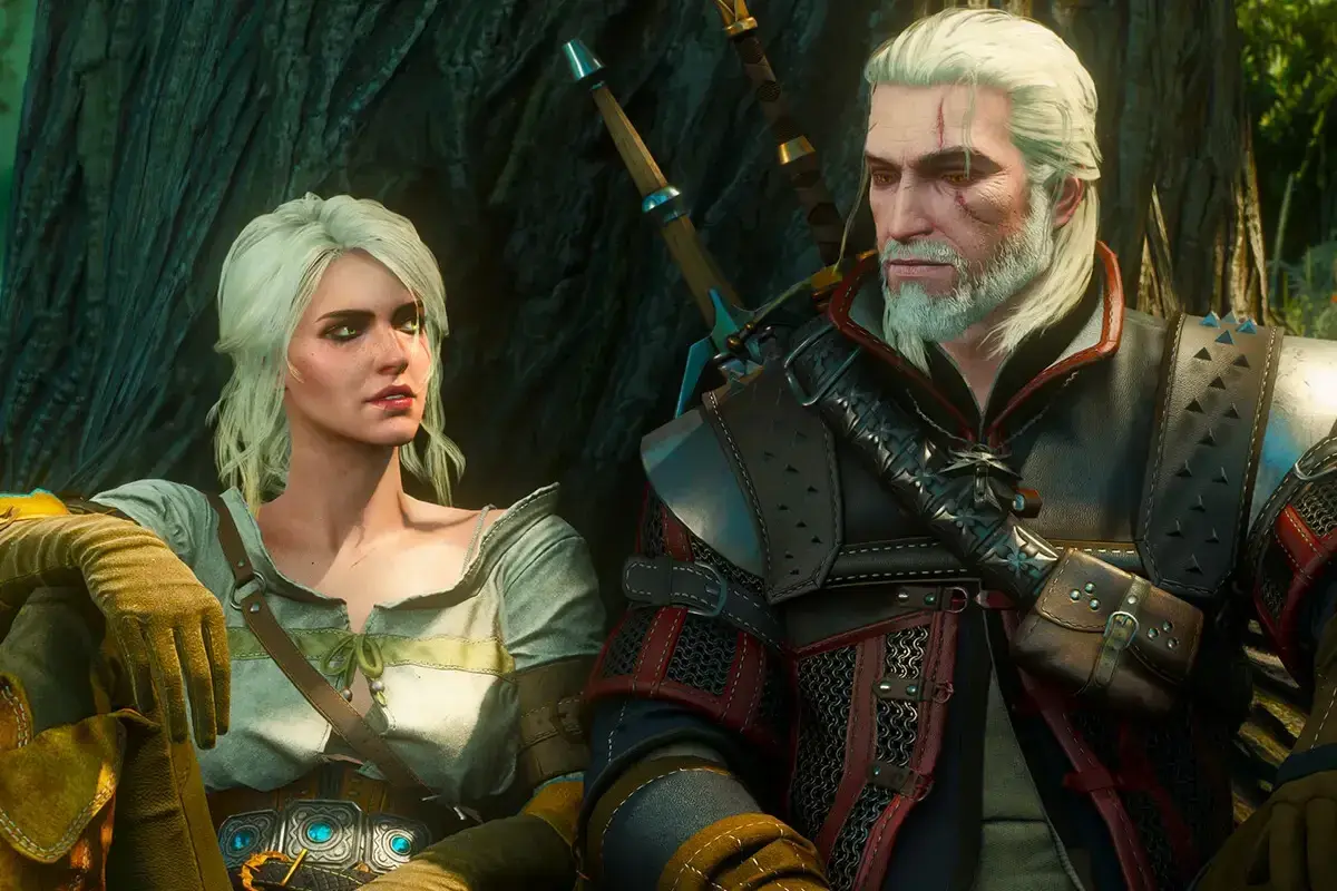 Geralt i Ciri, bohaterowie kultowego rpg, siedzą obok siebie w lesie.
