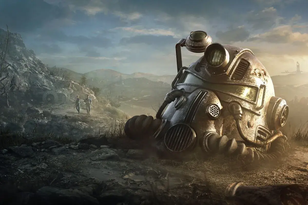 Zbroja z Fallout 76 leży na ziemi, dwójka graczy idzie w oddali. Sprawdź fallout 76 wymagania!