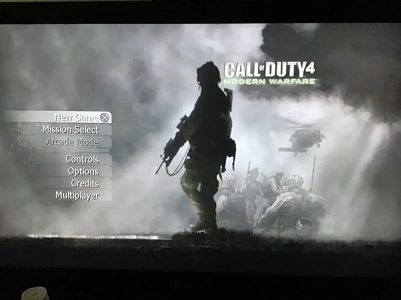 Menu gry Call of Duty 4: Modern Warfare. W tle żołnierze i helikopter.