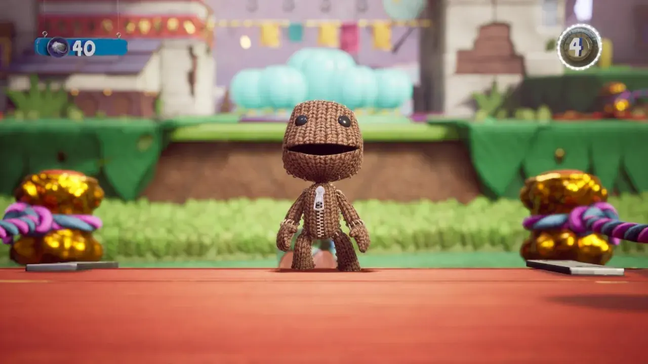 Sackboy wyrusza na wielką przygodę, zbierając kuleczki i pokonując przeszkody w kolorowym świecie gry.