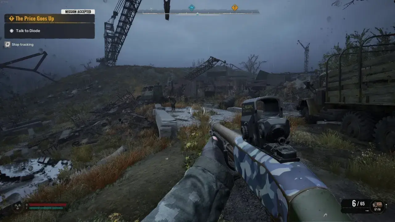 Gracz w świecie stalker anomaly, celuje z broni w zrujnowanym otoczeniu. Misja "The Price Goes Up" aktywna.