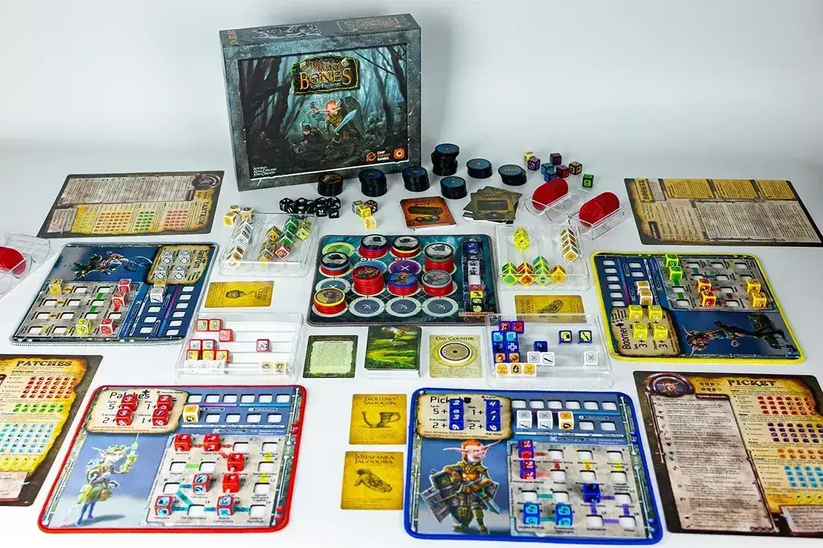 Plansza gry "Bones" z dodatkami, kostkami i żetonami. Wiele elementów do gry strategicznej, idealne dlc.