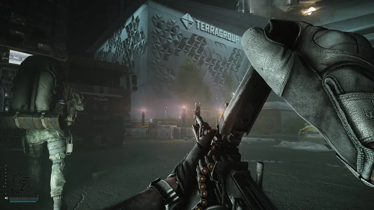 Gracz z karabinem w ręku, gotowy do akcji w mieście. Zastanawiasz się nad escape from tarkov cena?