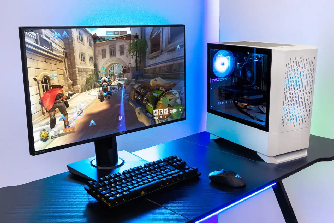 Komputer gamingowy z podświetlaną obudową i monitorem wyświetlającym grę Overwatch. Idealny zestaw, by spełnić wymagania Overwatch.