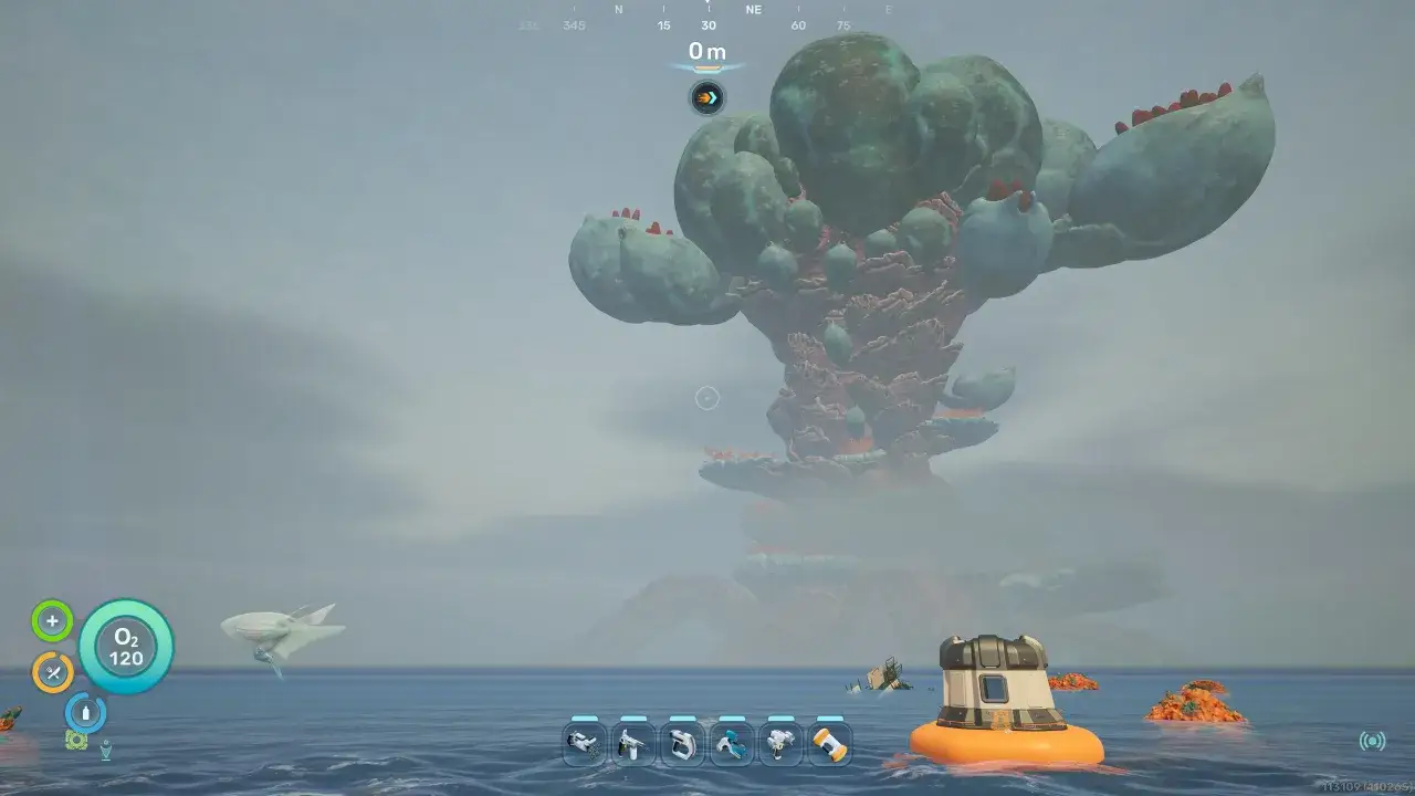 Gigantyczny, niebiesko-zielony grzyb góruje nad wodą. Gracz w Subnautica 3 eksploruje ten obcy świat.
