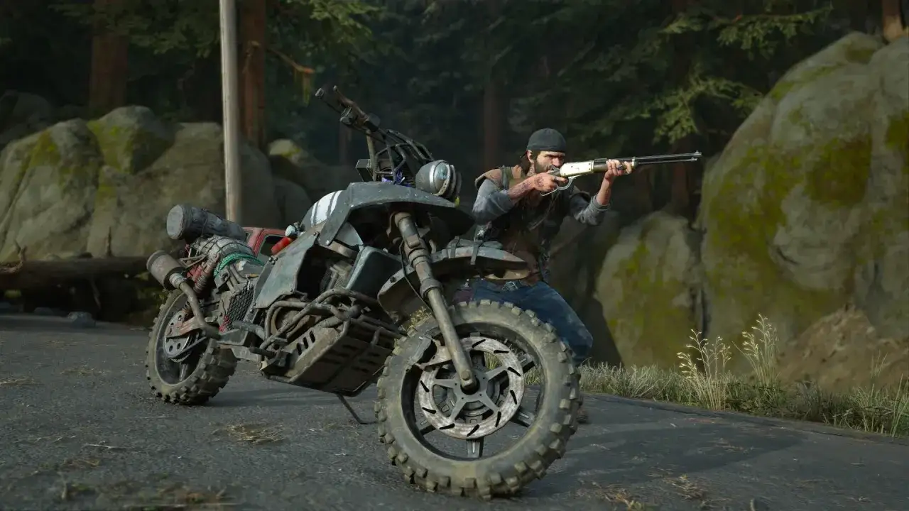 Motocyklista z Days Gone 2 celuje z broni obok swojego zmodyfikowanego motocykla w leśnym otoczeniu.