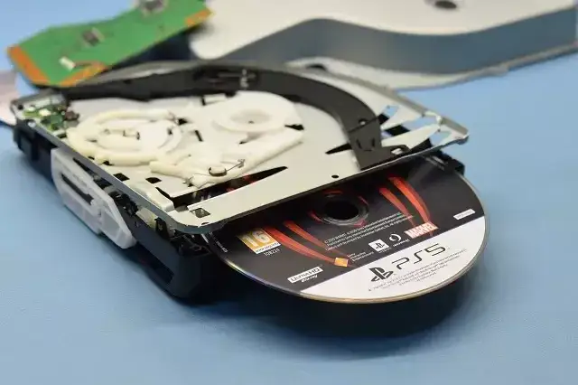 Płyta z grą PS4 włożona do konsoli PS5