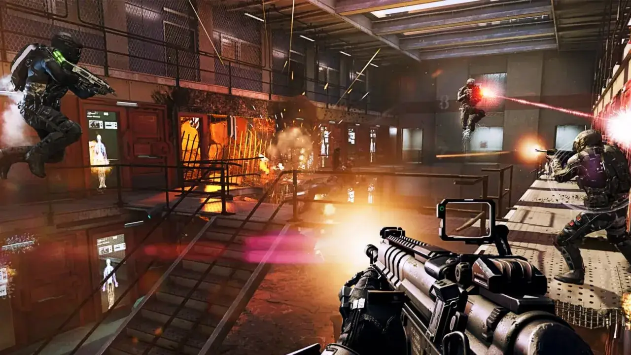 Intensywna akcja w grze fps: żołnierze w skafandrach bojowych skaczą i strzelają, eksplozje i lasery rozświetlają mroczne wnętrze.