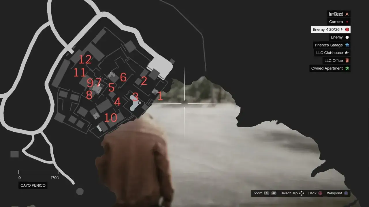 Mapa Cayo Perico z zaznaczonymi punktami. Gracz planuje infiltrację, omijając wrogów i kamery.