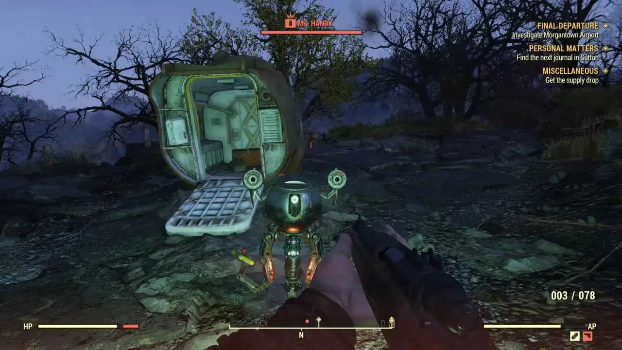 Robot Mr. Handy przy otwartym schronie, nocą. Gra Fallout 76 wymaga dobrego sprzętu, by cieszyć się takimi widokami.