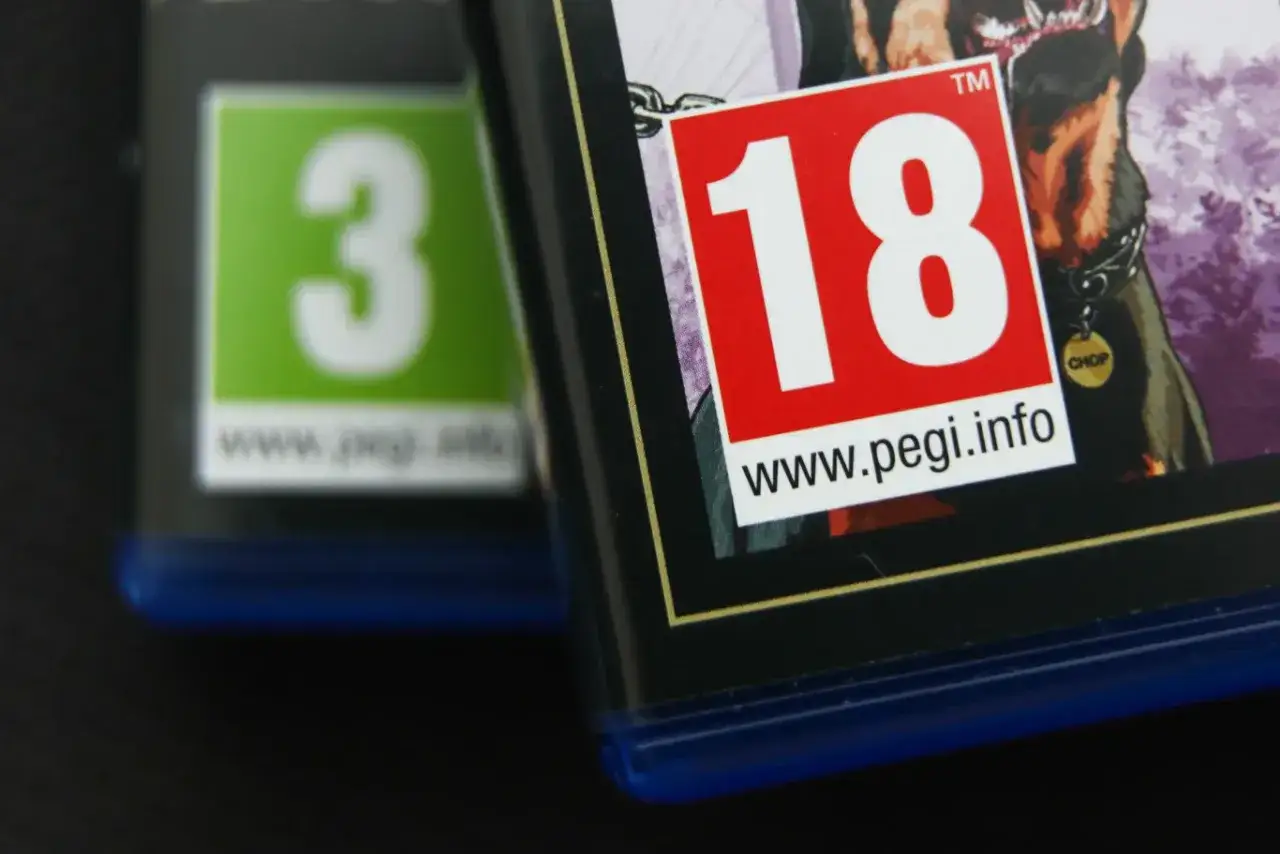 Dwie okładki gier z oznaczeniami wiekowymi PEGI: zielone 3 i czerwone 18.