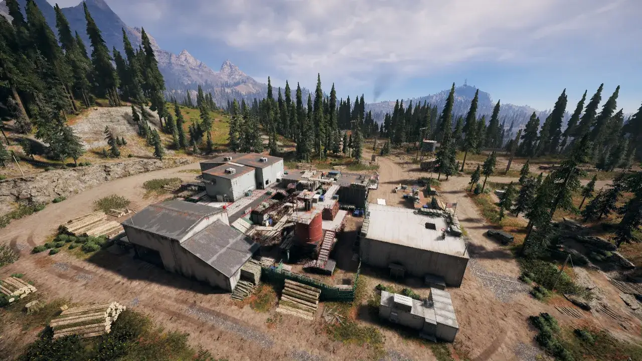 Przemysłowy kompleks w górach, otoczony lasem. Idealne miejsce do sprawdzenia, czy Twój sprzęt spełnia far cry 5 wymagania.