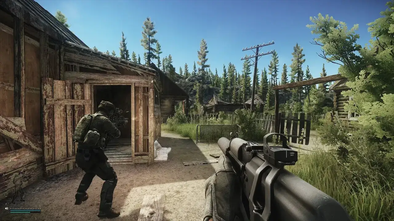 Gracz w grze Escape from Tarkov, z karabinem w ręku, skrada się obok zrujnowanego budynku. Sprawdź escape from tarkov wymagania, by móc cieszyć się taką grafiką.