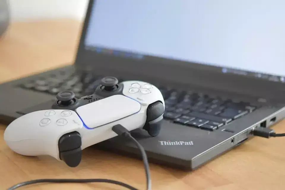 DualSense podłączony do PC kablem USB-C