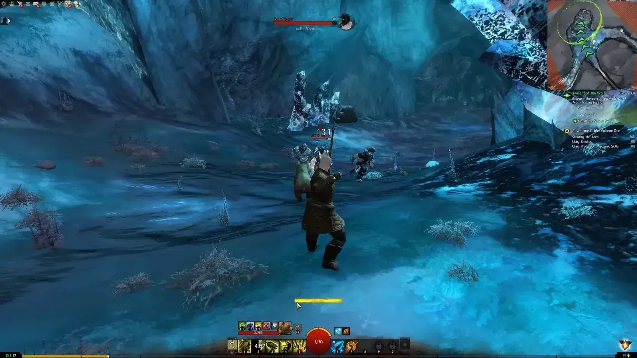 Gracz w grze mmorpg walczy z przeciwnikami w lodowej jaskini. Widać interfejs gry, umiejętności i cele misji.