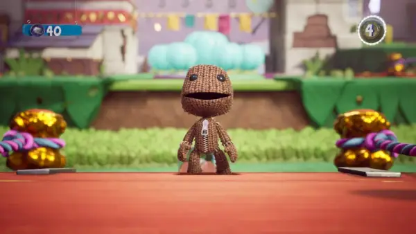 Sackboy wyrusza na wielką przygodę, zbierając kuleczki i pokonując przeszkody w kolorowym świecie gry.